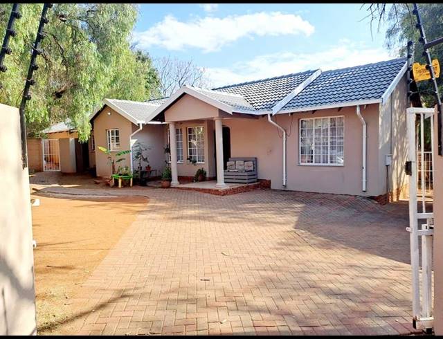 4 BEDROOM HOUSE FOR SALE IN HEUWELOORD